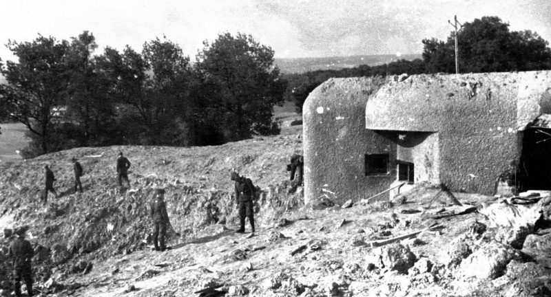 Немецкие солдаты у захваченных казематов на линии Мажино. Июнь 1940 г.