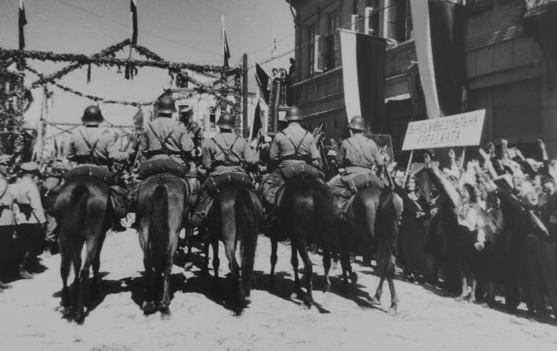 Болгарская кавалерия входит в Добрич в ходе возвращения Южной Добруджи. Сентябрь 1940 г. 