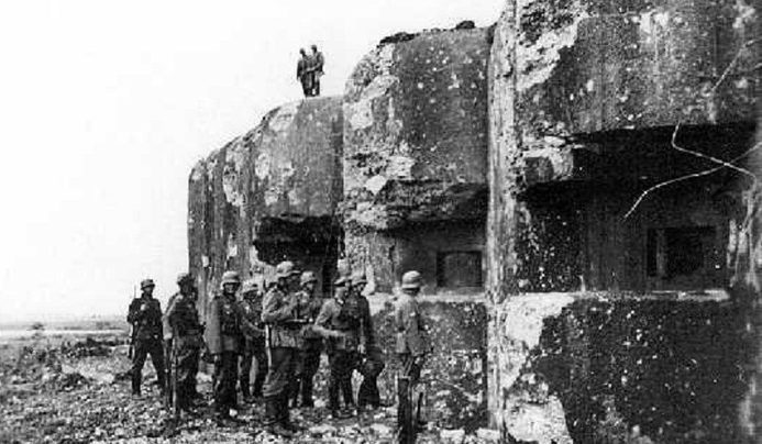 Немецкие солдаты у захваченных казематов на линии Мажино. Июнь 1940 г.