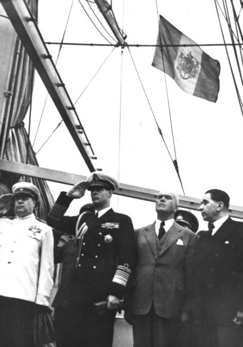Король Румынии Михай I с советским орденом «Победа» на палубе корабля. 1945 г.
