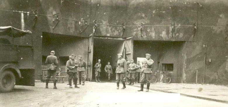 Немецкие солдаты у входного блока форта «Simserhof». Июнь 1940 г. 