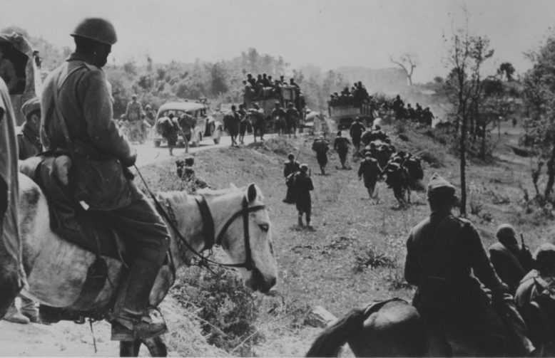 Греческие кавалеристы смотрят на колонну грузовиков. 1941 г. 