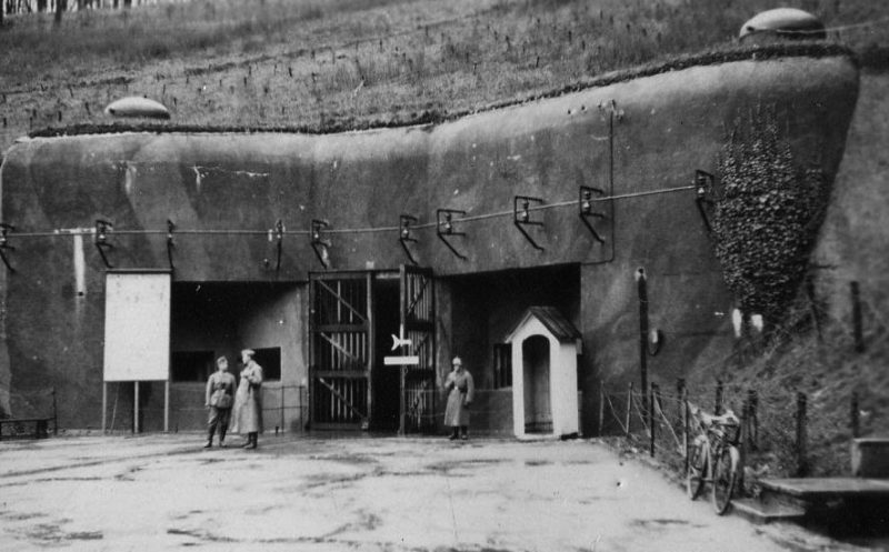 Немецкие солдаты у входного блока форта «Simserhof». Июнь 1940 г.
