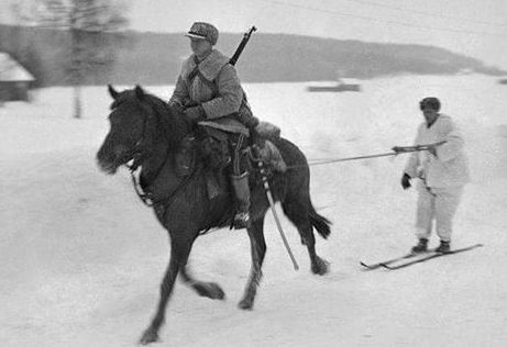 Солдаты финского кавалерийского полка Хяме у деревни Великая Нива. Март 1942 г. 