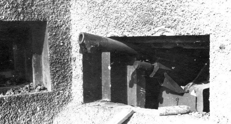 Разбитая 75-мм пушка в амбразуре ДОТа на линии Мажино. Июнь 1940 г.