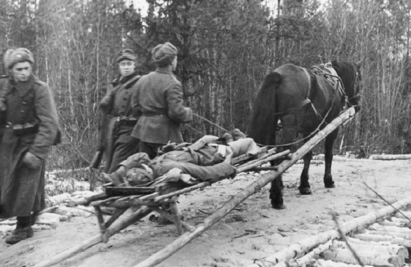 Эвакуация раненных. 1943 г.