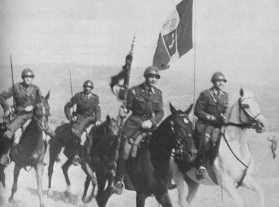 Итальянские кавалеристы на марше в пустыне северной Африки. 1941 г. 