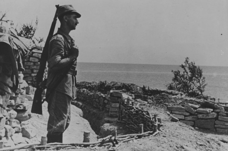 Румынский солдат в карауле на берегу Черного моря в окрестностях Новороссийска. 1942 г.