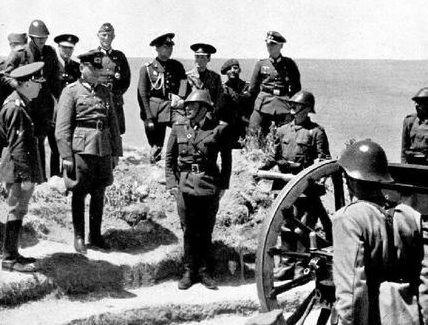 Маршал Антонеску и немецкие офицеры на Крымском фронте. 1942 г. 