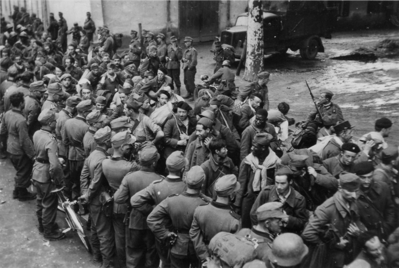 Пленные французские солдаты. Июнь 1940 г.