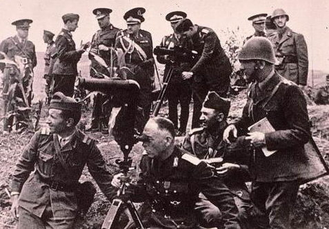 Маршал Антонеску и немецкие офицеры на Крымском фронте. 1942 г. 