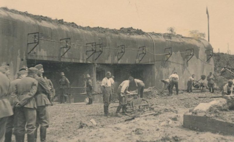 Немецкие солдаты восстанавливают Блок №8 форта «Schoenenbourg». Июль 1940 г.