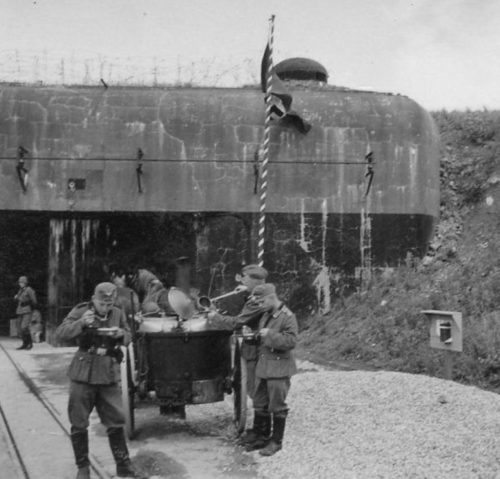 Немецкие солдаты у входного блока форта «Anzeling». Июль 1940 г.