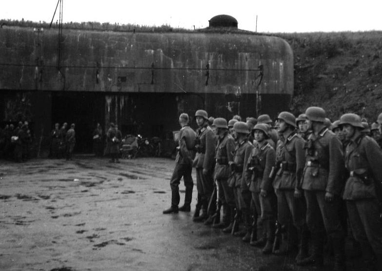 Немецкие солдаты у входного блока форта «Anzeling». Июль 1940 г. 
