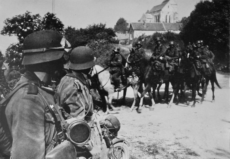Кавалеристы пехотной дивизии Вермахта на окраине села во Франции. Май 1940 г. 
