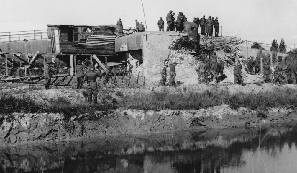 Немецкие солдаты у каземата «Pont de bateaux de Neuf-Brisach». 1940 г.