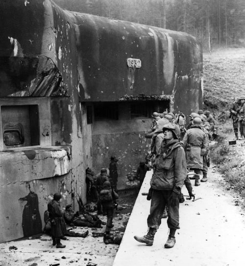 Американские солдаты у боевого блока форта «Хохвальд». 1944 г.