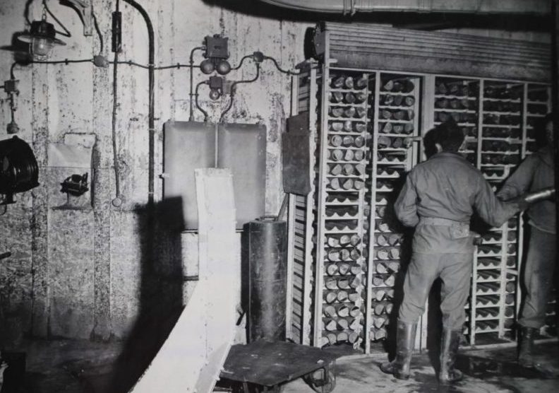 Американские солдаты в хранилище боеприпасов блока №2 форта «Hackenberg. 1944 г.