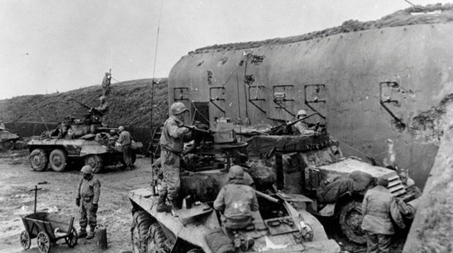 Американские солдаты у каземата форта «Rohrbach». 1944 г. 