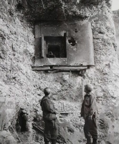 Боевой блок №5 форта «Simserhof» после обстрела американцами. 1944 г.