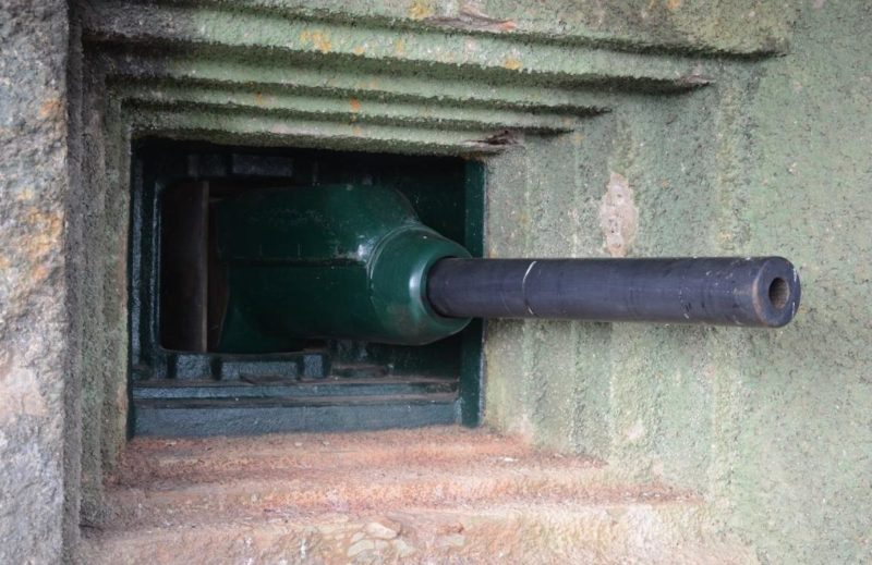 Амбразура и вид изнутри на противотанковое 47-мм орудие блока №1.