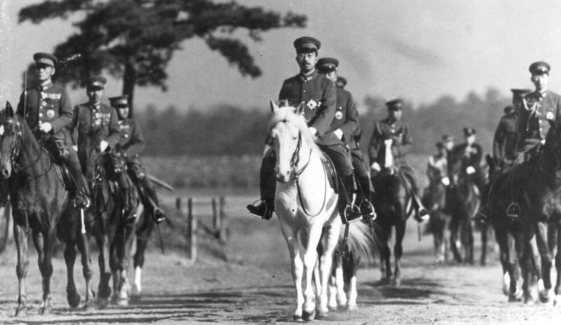 Император Хирохито с конной охраной. Январь 1940 г.
