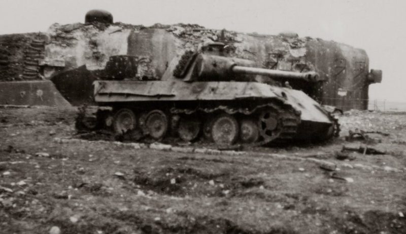Подбитый немецкий танк «Panther» у каземата «Bining». 1944 г.