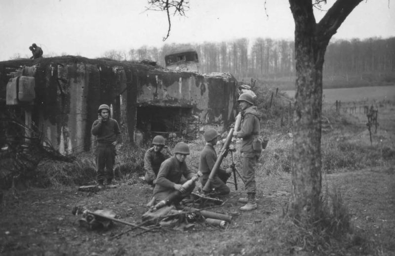 Американские солдаты у каземата «La Verrerie». 1944 г.