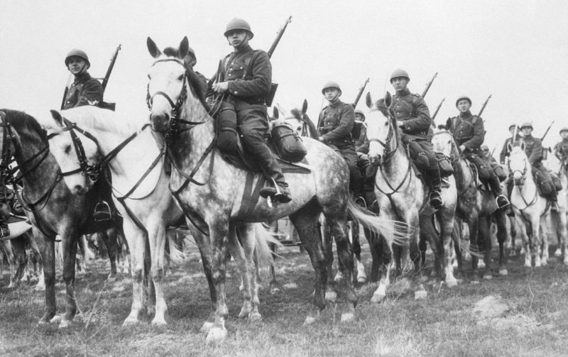 Польские кавалеристы во время учений на берегу реки. Апрель 1939 г.