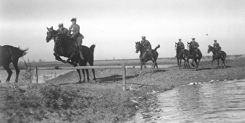 Польские кавалеристы во время учений на берегу реки. Апрель 1939 г.