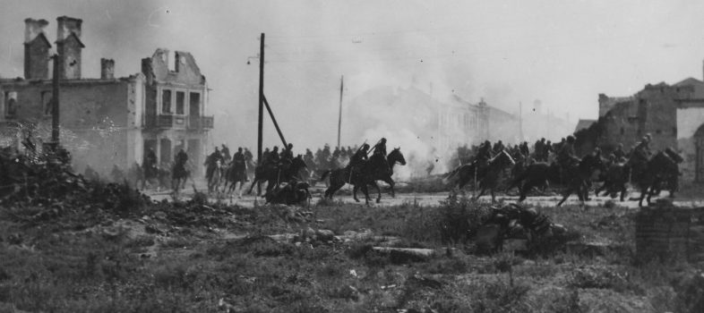 Польская кавалерия в городе Сохачеве. Битва на Бзуре. Сентябрь 1939 г. 