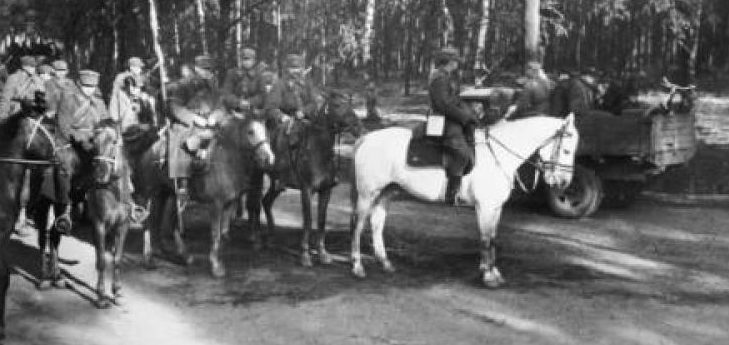 Польская кавалерия в пригороде Берлина. Апрель 1945 г. 