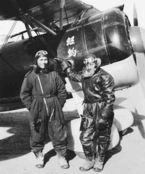 Американский пилот китайских ВВС Артур Чин (справа) у истребителя И-15бис на аэродроме. 1939 г.