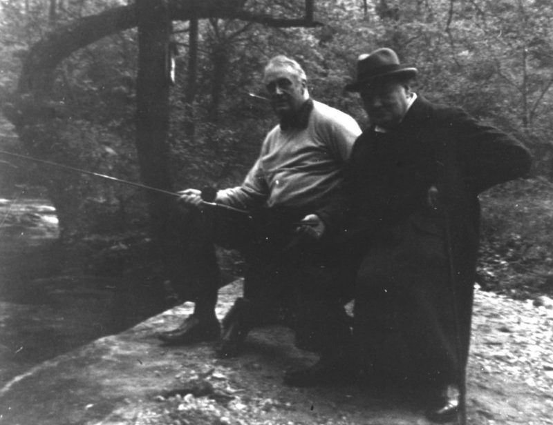 Рузвельт и Черчилль ловят рыбу в Шангри-Ла между дискуссиями на конференции.