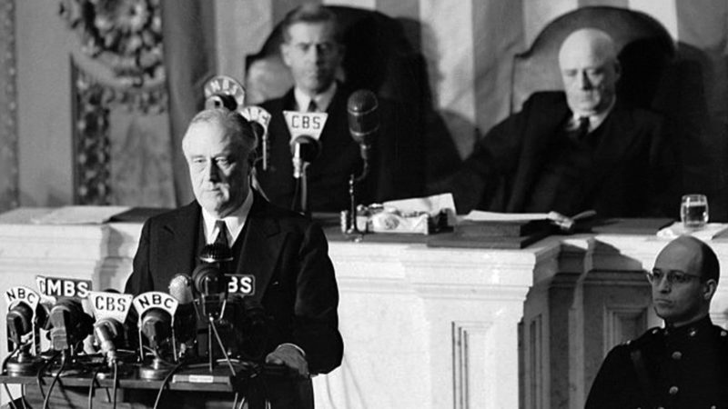 Рузвельт произносит «речь позора» перед Конгрессом.