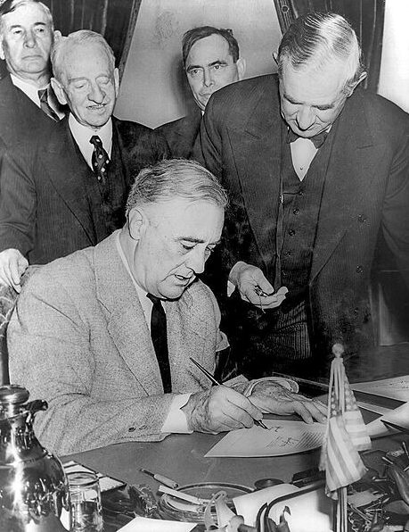Президент Рузвельт подписывает резолюцию об объявление войны Германии. 