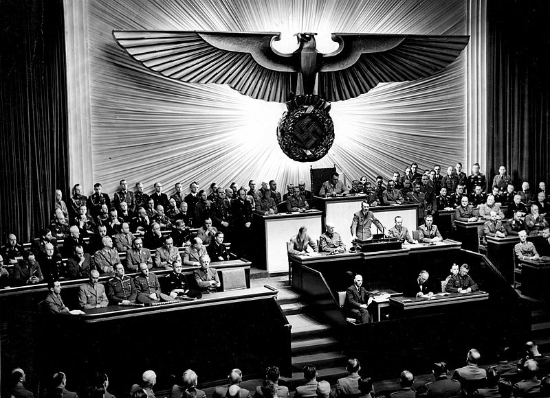 Гитлер в рейхстаге объявляет войну США. 