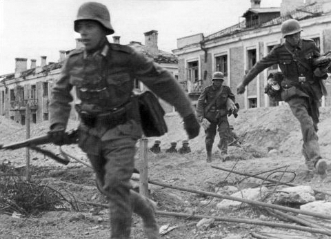 Немцы на улицах Сталинграда. 1942 г.