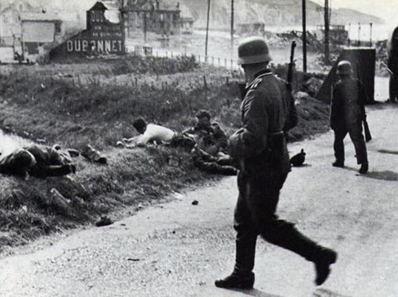 Раненые канадцы на окраине Дьеппа, под контролем немцев. Август 1942 г.