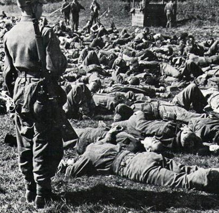 Канадские военнопленные ждут транспорта под охраной немцев после битвы при Дьеппе. Август, 1942 г. 