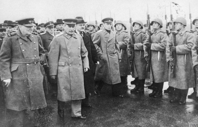 Уинстон Черчилль и Иосиф Сталин осматривают почетный караул Красной Армии в московском аэропорту, 9 октября 1944 года.