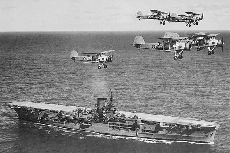 Самолёты «Суордфиш» в полете над авианосцем «Арк Ройял». 1939 г. 