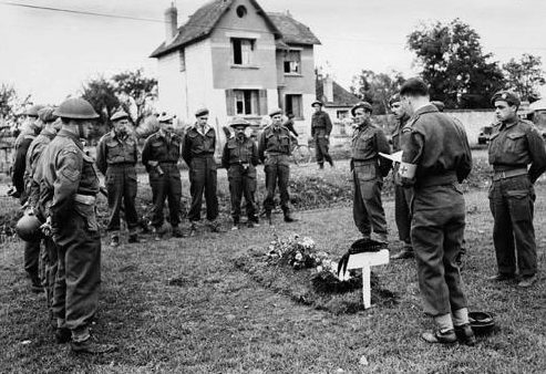 Похороны канадского сержанта. Флери-сюр-Орн, Франция, 22 июня 1944 г.