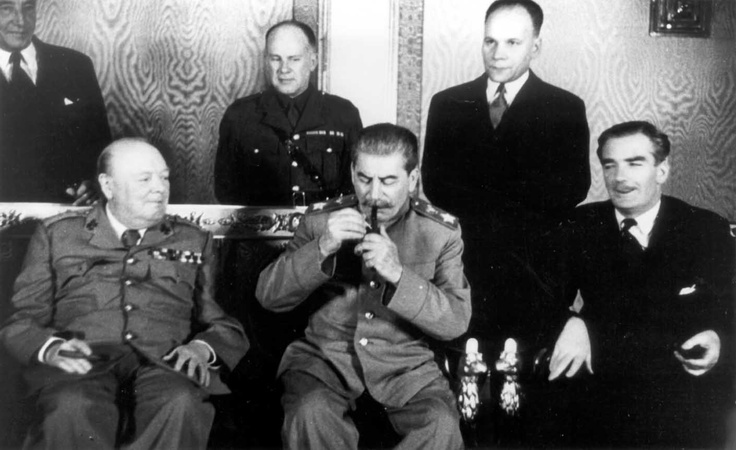 Уинстон Черчилль, В. Аверелл Харриман, Иосиф Сталин и Вячеслав Молотов на четвертой Московской конференции. 