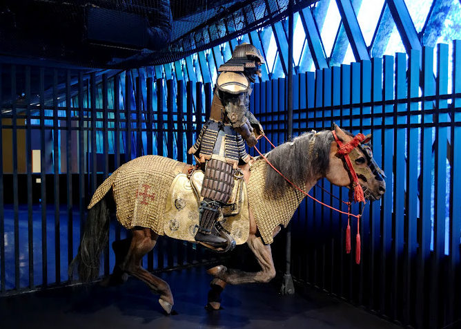 Лошадь (среднего типа) самурая в доспехах. 