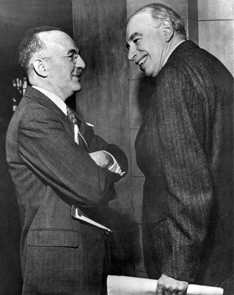 Гарри Декстер Уайт, представлявший на конференции США (слева), и Джон Мейнард Кейнс, представлявший Великобританию, на Бреттон-Вудской конференции.
