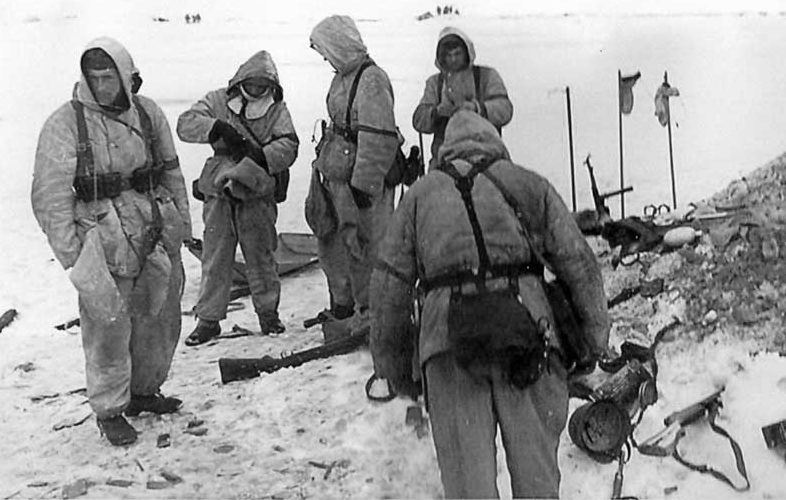Советские десантники во время проведения операции. 