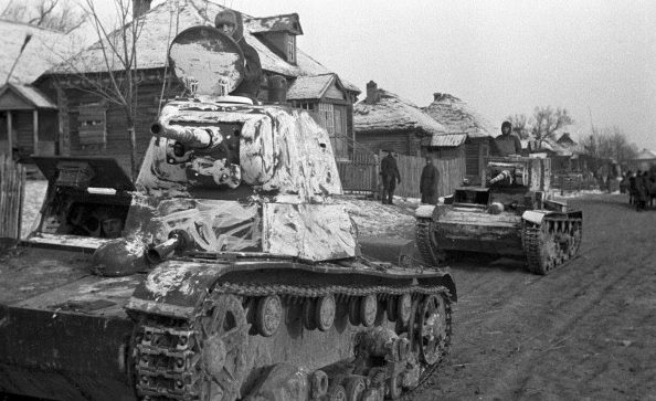 Советские танки Т-26 выдвигаются на оборону Москвы. 