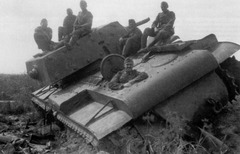 Немецкие солдаты на броне подбитого под Старой Руссой советского танка КВ-1.