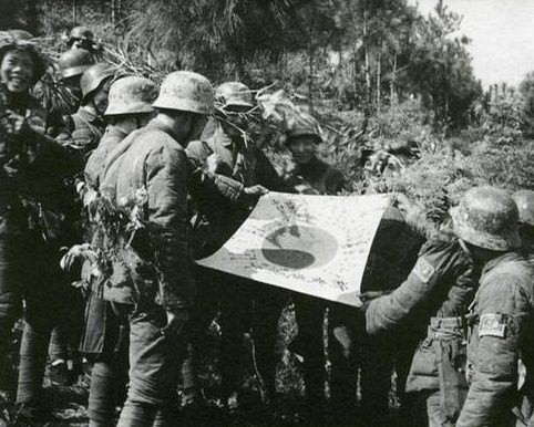 Китайские солдаты с захваченным японским флагом. Перевал Куньлунь, декабрь 1939 г.